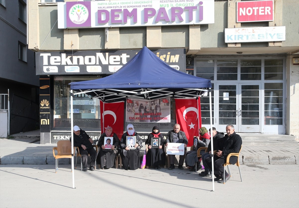 Muş'ta çocukları terör örgütü PKK tarafından kaçırılan aileler, her hafta DEM Parti İl Başkanlığı...