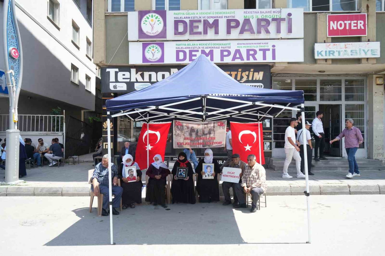MUŞ'TA ÇOCUKLARININ TERÖR ÖRGÜTÜ PKK TARAFINDAN DAĞA GÖTÜRÜLDÜĞÜNÜ ÖNE SÜREN AİLELER, DEM PARTİ İL...