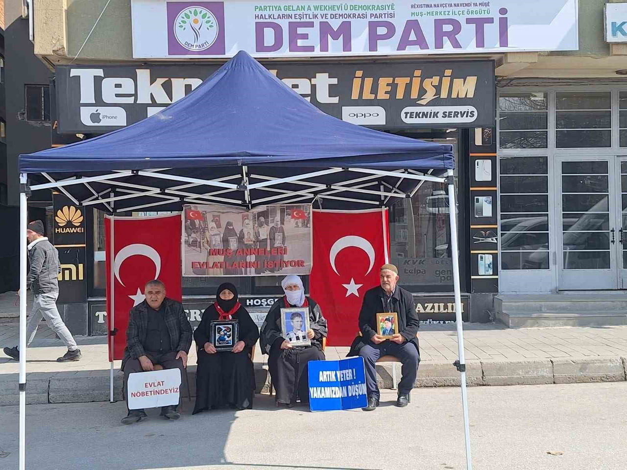 MUŞ'TA DEM PARTİ İL BAŞKANLIĞI ÖNÜNDE EVLAT NÖBETİ TUTAN AİLELER, ÇOCUKLARINA TESLİM OLMALARI İÇİN...