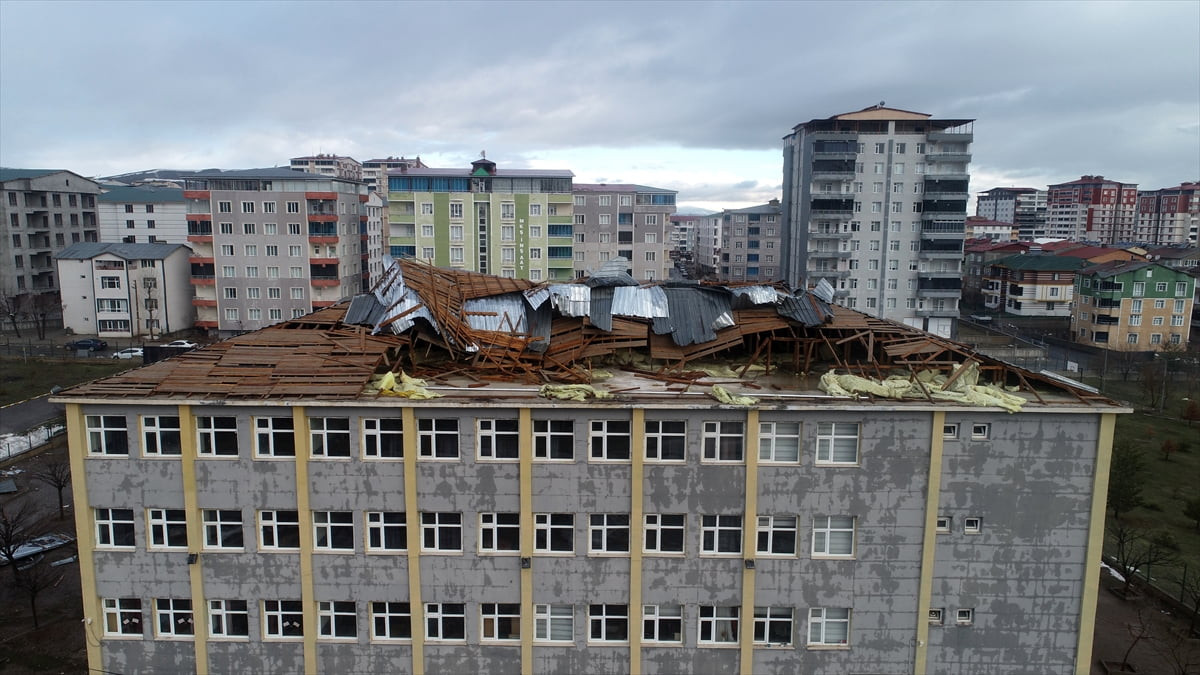 Muş'ta dün etkili olan fırtına nedeniyle okul ve evin çatısında hasar oluştu. Kentte etkili olan...