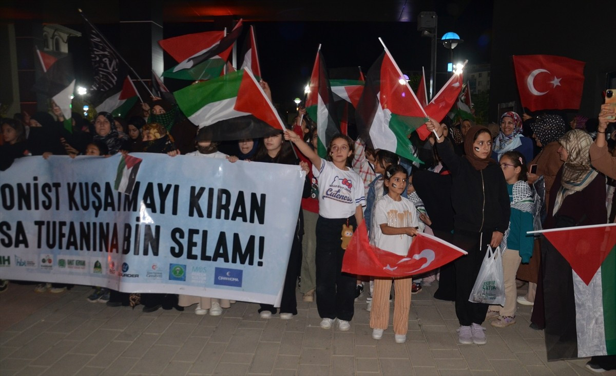 Muş'ta düzenlenen yürüyüş ve basın açıklamasına katılanlar, İsrail'in Gazze'ye saldırılarına tepki...