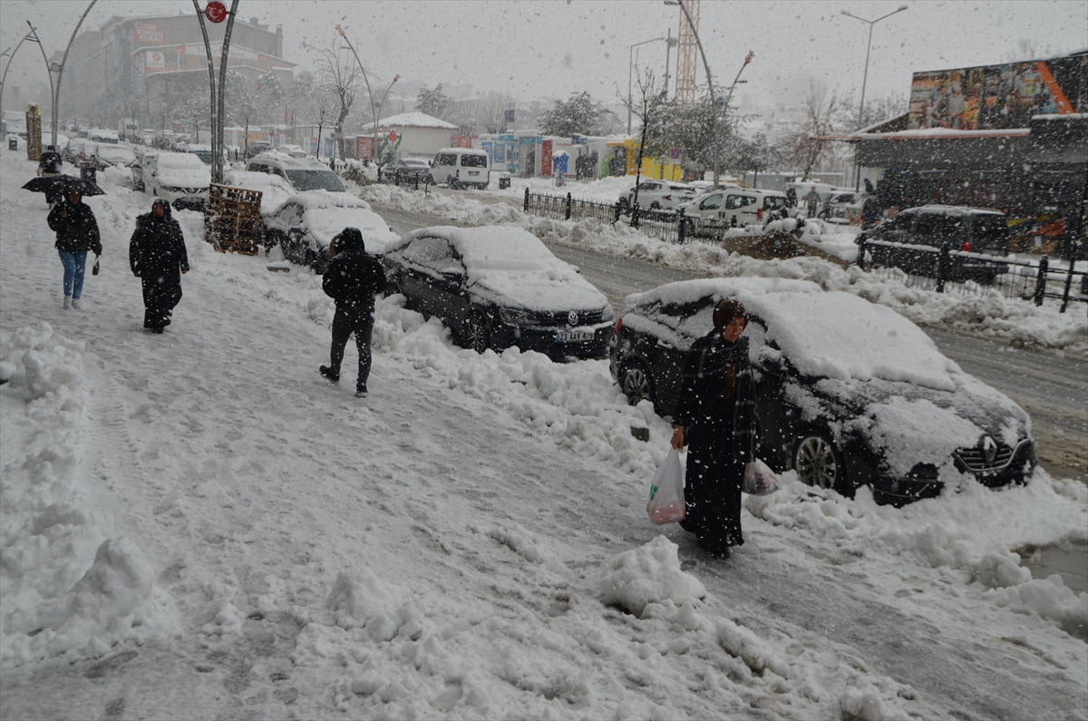 Muş'ta etkili olan kar nedeniyle kent beyaza büründü.
