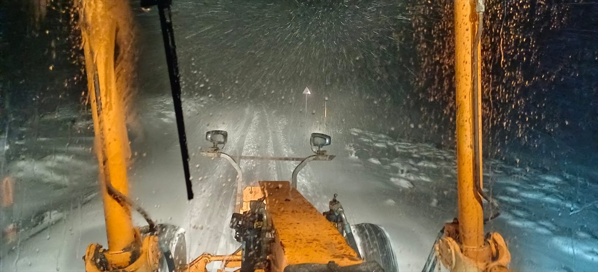 Muş'ta etkili olan kar yağışı nedeniyle Hasköy-Mutki kara yolunda mahsur kalan 4 araçtaki 10 kişi...