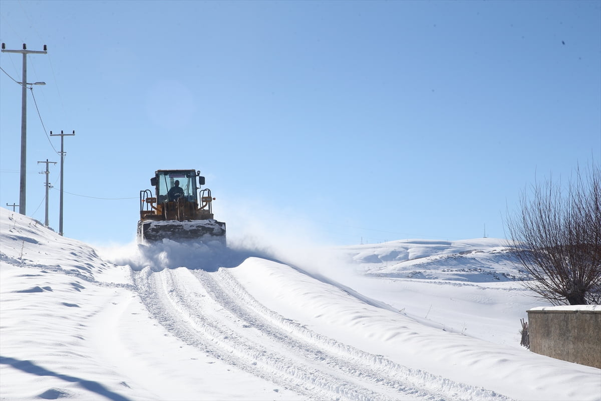 Muş'ta etkili olan kar yağışının ardından ulaşıma kapanan köy yollarının yeniden açılması için...