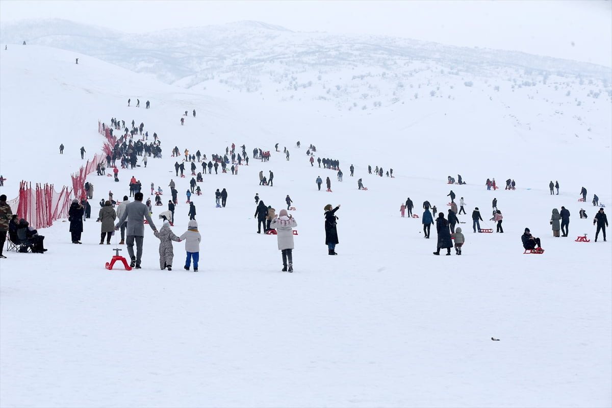 Muş'ta hafta sonu tatilini 2 bin 300 rakımlı Güzeldağ Kayak Merkezi'nde değerlendirenler, kayak...