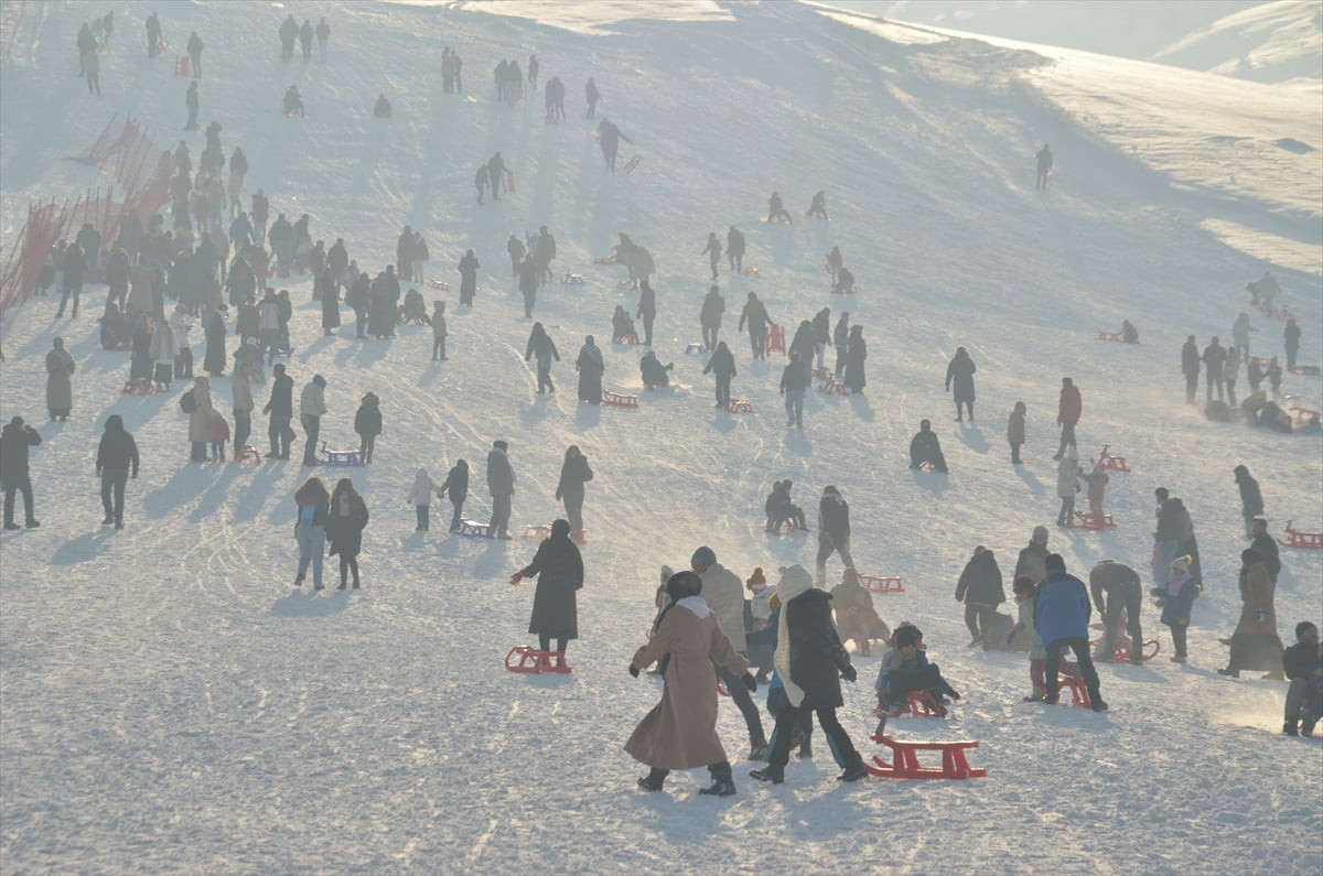 Muş'ta hafta sonu ve yarıyıl tatilini 2 bin 300 rakımlı Güzeldağ Kayak Merkezi'nde geçirenler...