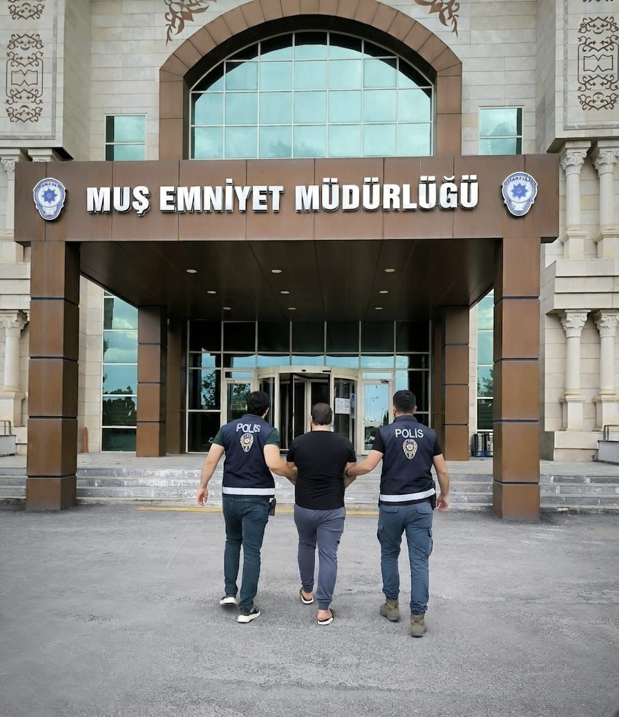 MUŞ'TA HAKKINDA ÇEŞİTLİ SUÇLARDAN KESİNLEŞMİŞ HAPİS CEZASI BULUNAN VE 10 AYDIR CEZAEVİ FİRARİSİ...