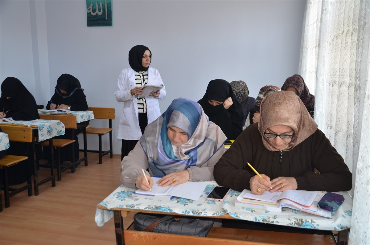 Muş'ta Halk Eğitimi Merkezince Aile Destek Merkezinde açılan kursa katılan kadınlar okuma yazma...