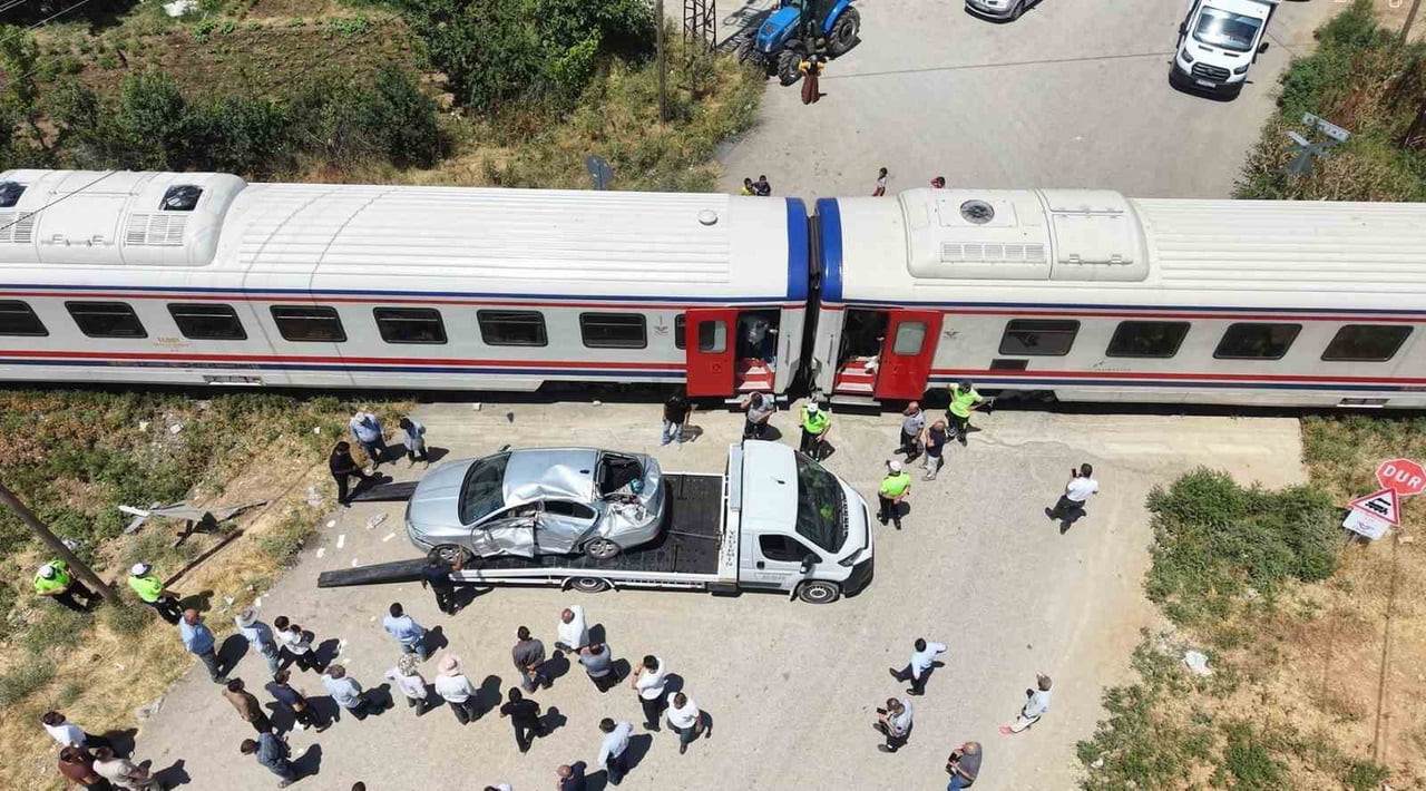 MUŞ'TA HEMZEMİN GEÇİTTE TRENİN OTOMOBİLE ÇARPMASI SONUCU MEYDANA GELEN KAZADA 3 KİŞİ YARALANDI....