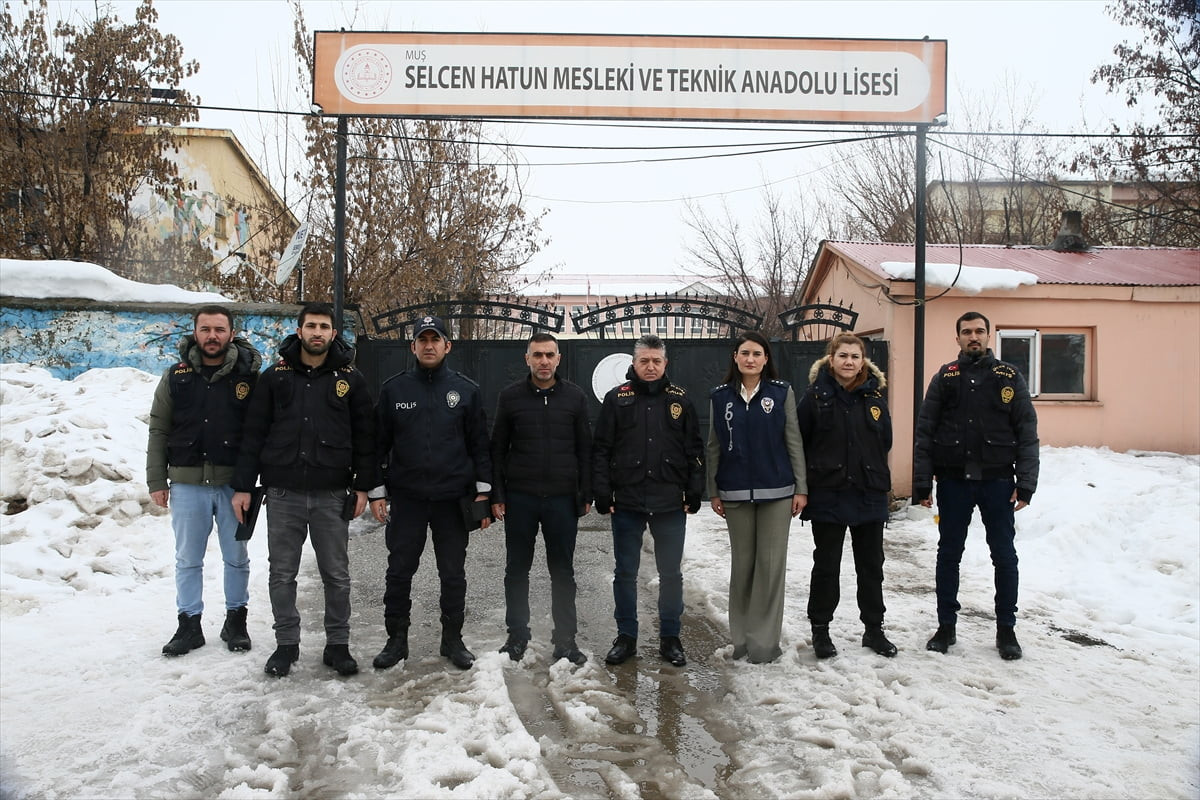 Muş'ta İl Emniyet Müdürlüğü ekipleri, çocukların suça sürüklenmesini engellemek ve güvenliklerini...