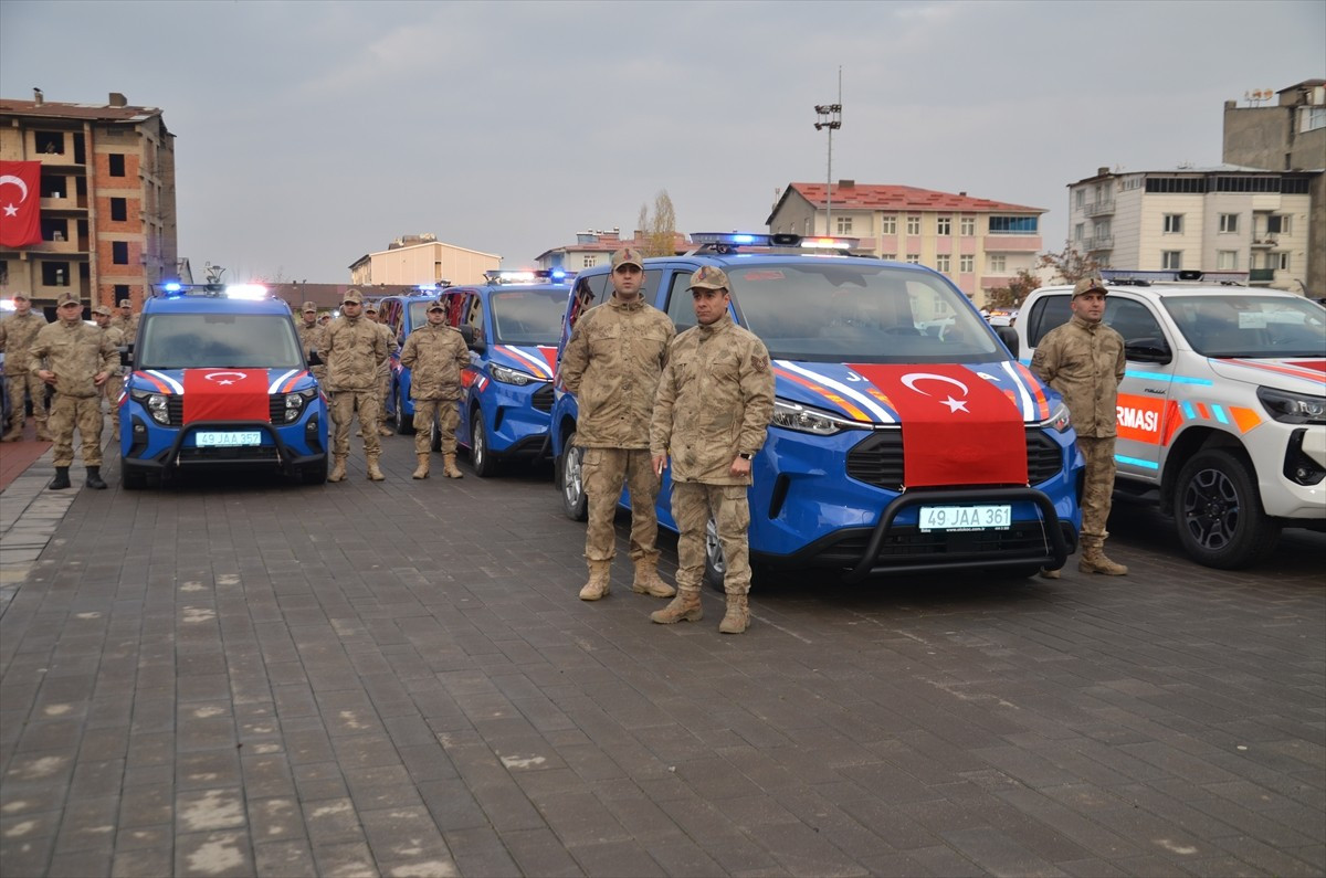 Muş'ta İl Jandarma Komutanlığı ile İl Emniyet Müdürlüğüne tahsis edilen 78 araç törenle hizmete...