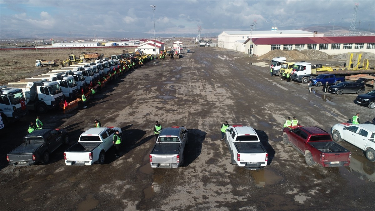 Muş'ta İl Özel İdaresi karla mücadele ekipleri, kış öncesi hazırlıklarını tamamladı. Kentte karla...