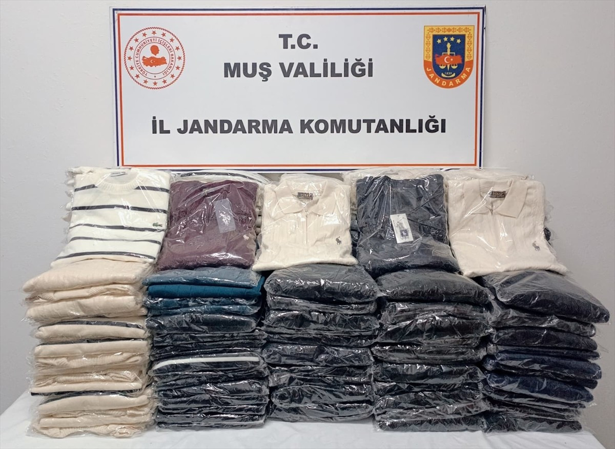 Muş'ta jandarma ekiplerince sahte temizlik ürünleri ele geçirilirken 3 şüpheli gözaltına alındı....