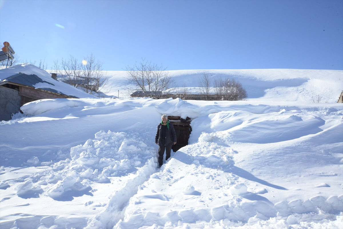 Muş'ta kar kalınlığının yer yer 2 metreyi bulduğu köyde yaşayanlar, kışın getirdiği zorluklarla...