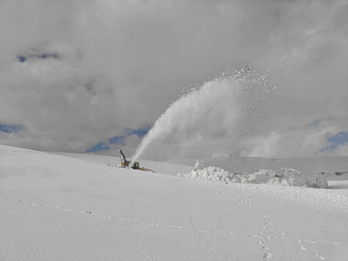 Muş'ta kar ve tipi nedeniyle kapanan ve metrelerce karın bulunduğu grup köy yolunun açılması için...