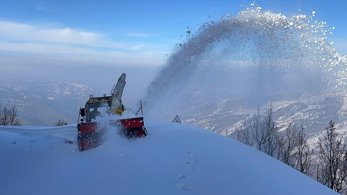 Muş'ta kar ve tipi nedeniyle ulaşıma kapanan tüm köy ve mezra yolları açıldı. Bazı bölgelerde kar...