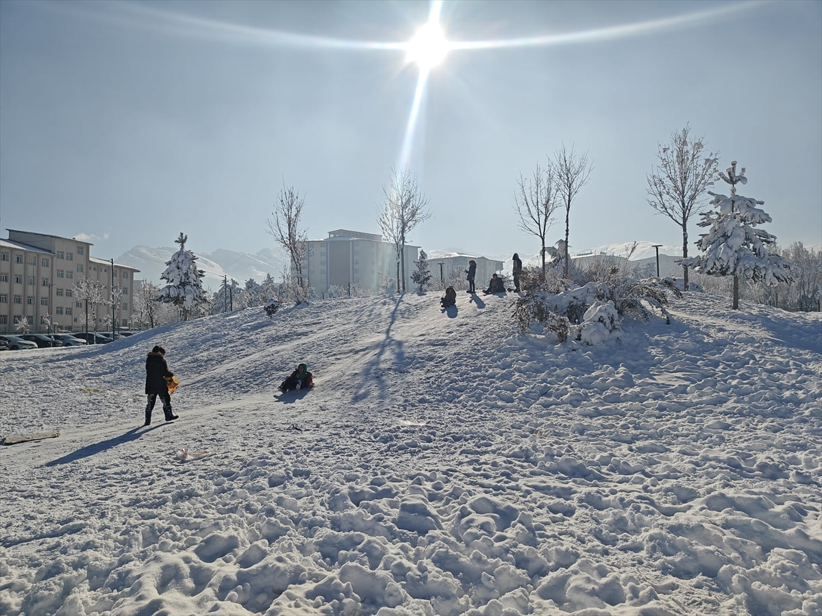 Muş'ta kar yağışının ardından etkili olan soğuk hava nedeniyle göletler dondu, çatılarda buz...