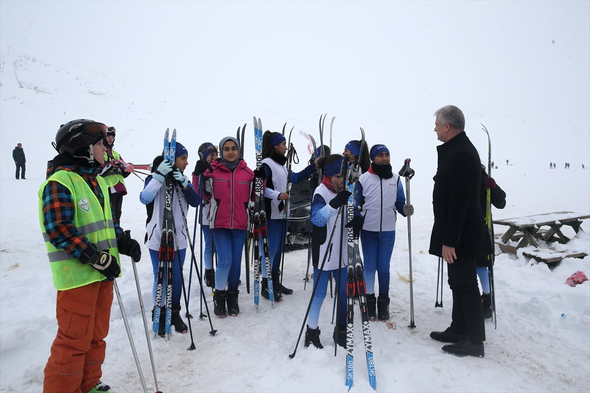 Muş'ta kayakcılar, etkili olan soğuk havaya rağmen antrenmanlarını aksatmayarak yarışlar için...