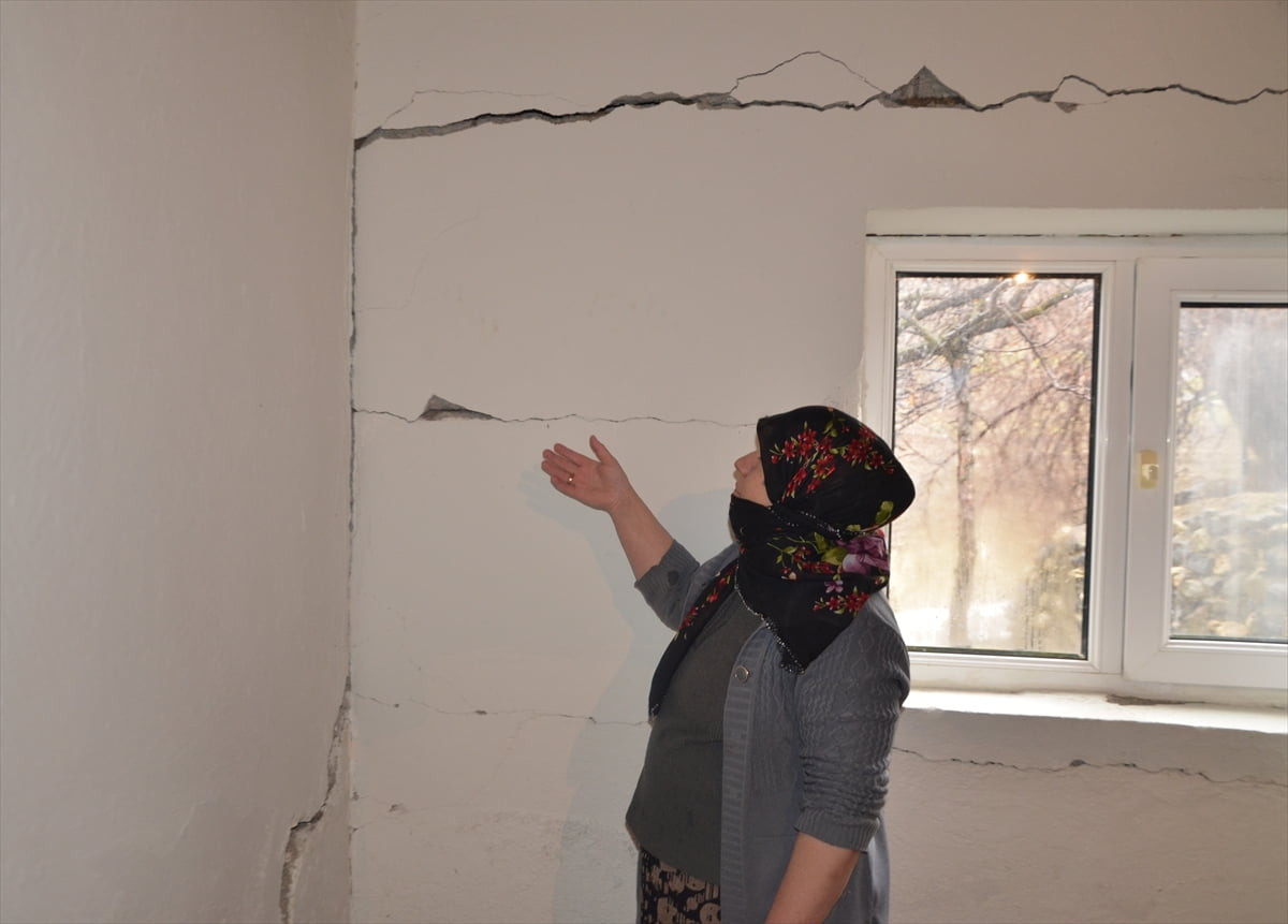 Muş'ta merkeze bağlı köyde meydana gelen heyelan nedeniyle bir evin duvarında çatlaklar...