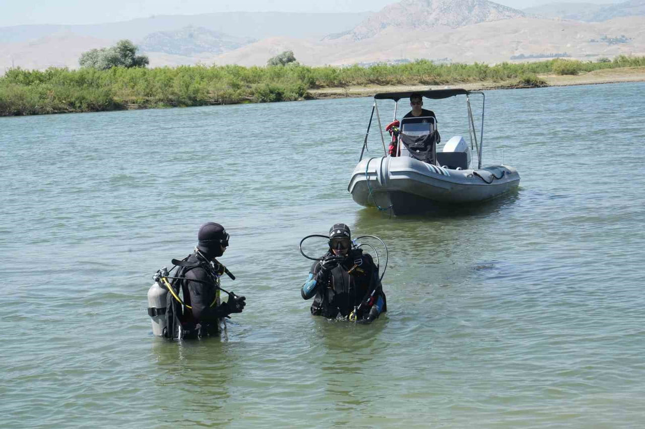 MUŞ'TA MURAT NEHRİ'NE DÜŞEREK KAYBOLAN 10 YAŞINDAKİ BERAT KARAKAYA'NIN BULUNMASINA YÖNELİK 116...