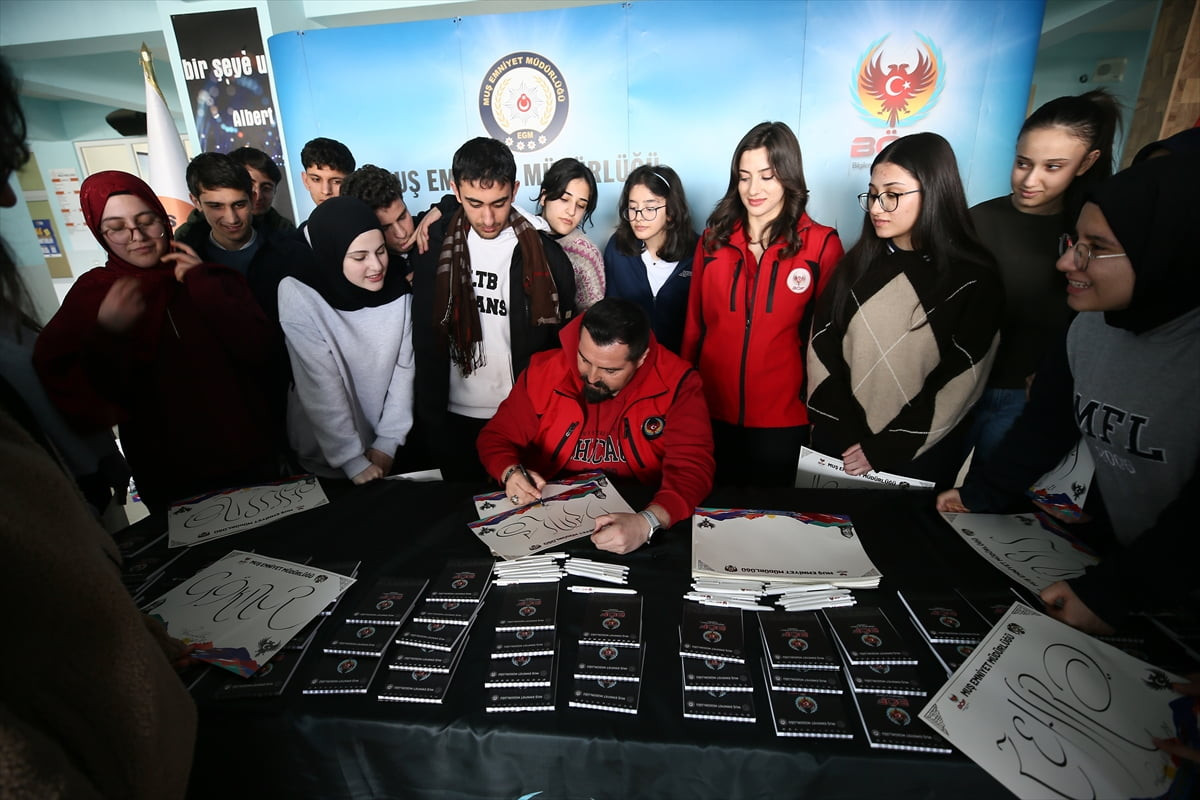 Muş'ta polis ekipleri, okullarda yürüttükleri seminer ve bilinçlendirme çalışmalarıyla çocukları...