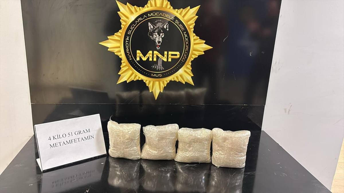 Muş'ta polis ekiplerince durdurulan yolcu otobüsünde 4 kilo 51 gram sentetik uyuşturucu ele...