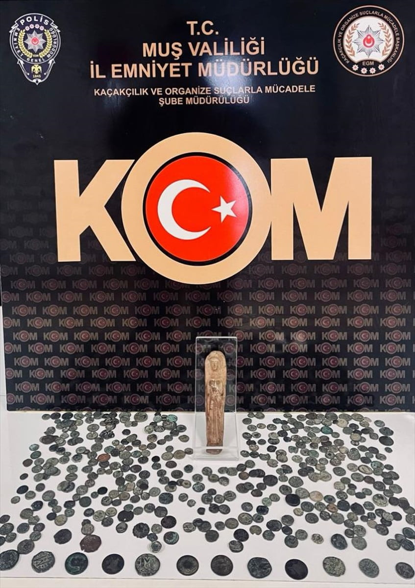 Muş'ta polis ekiplerince tarihi eser kaçakçılığına yönelik düzenlenen operasyonda 414 sikke ile...