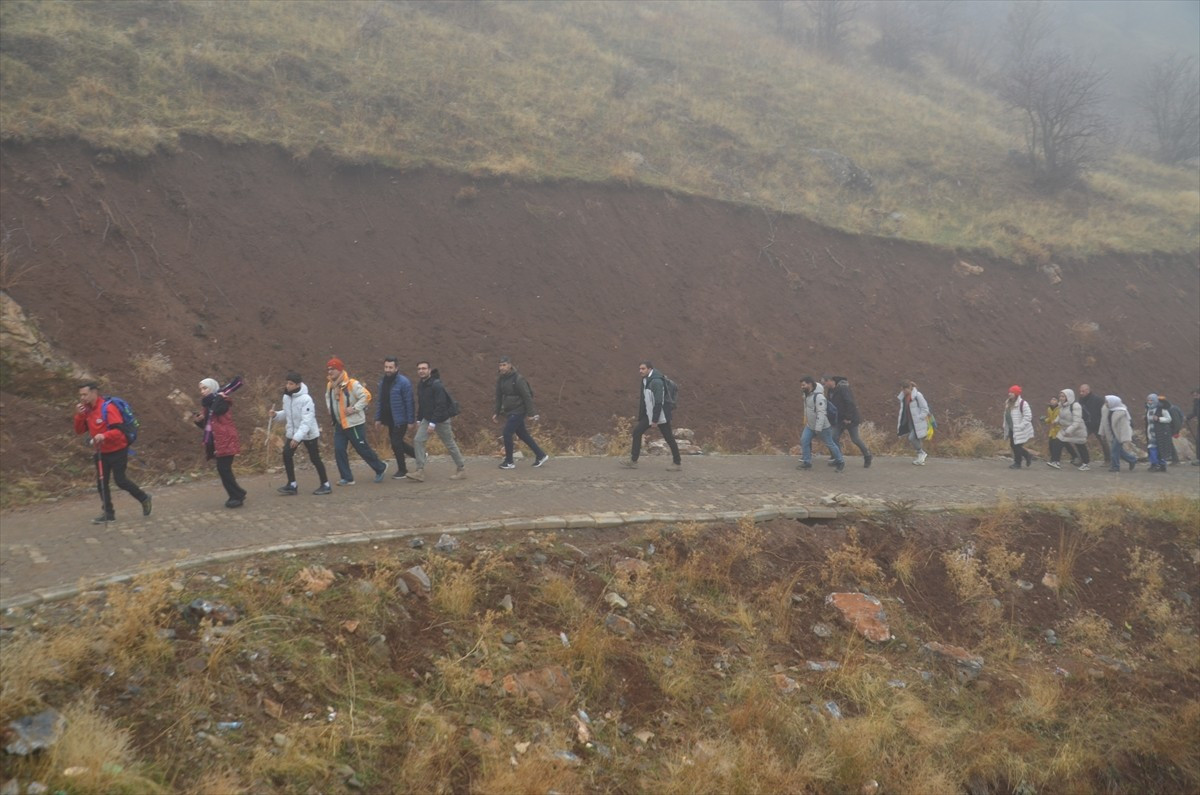 Muş'ta "Adımlarla Keşfet: Muş" projesi kapsamında, doğa yürüyüşü yapıldı. Genç Adımlar Derneğince...