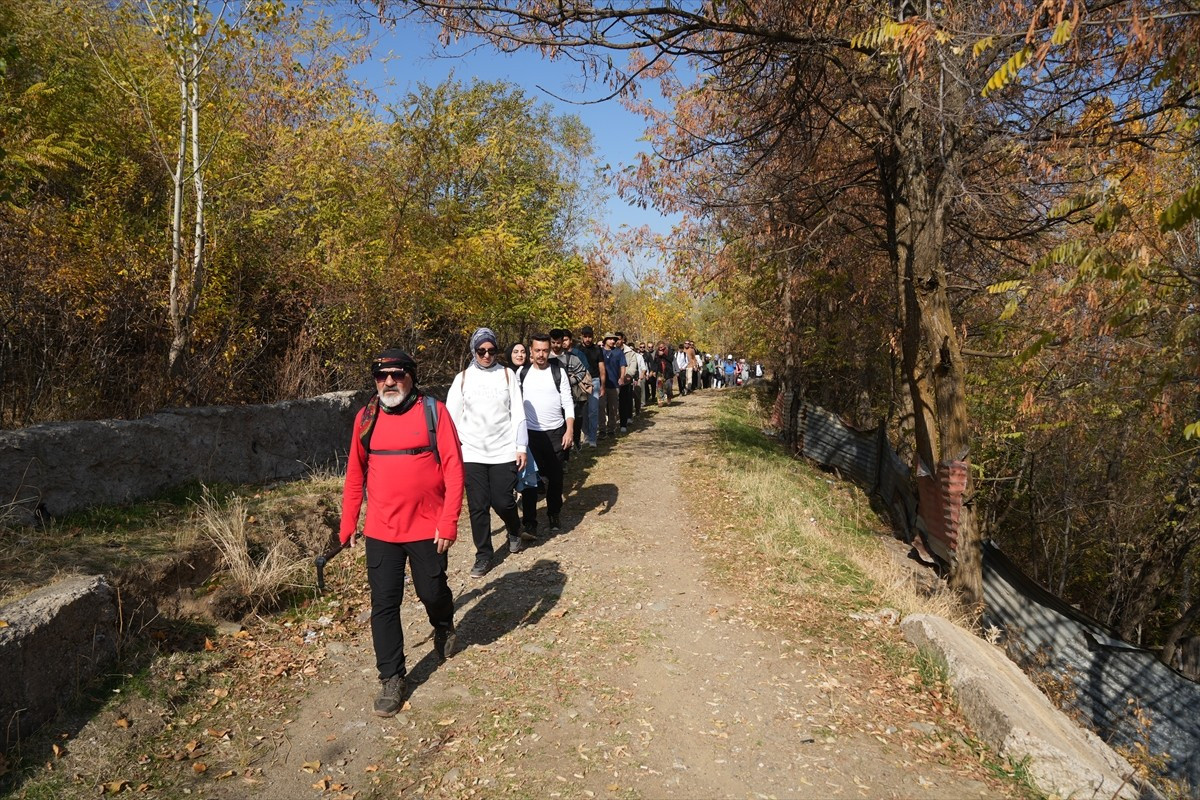 Muş'ta "Adımlarla Keşfet: Muş" projesi kapsamında, Kale Bağlar Bölgesi'nde doğa yürüyüşü yapıldı....