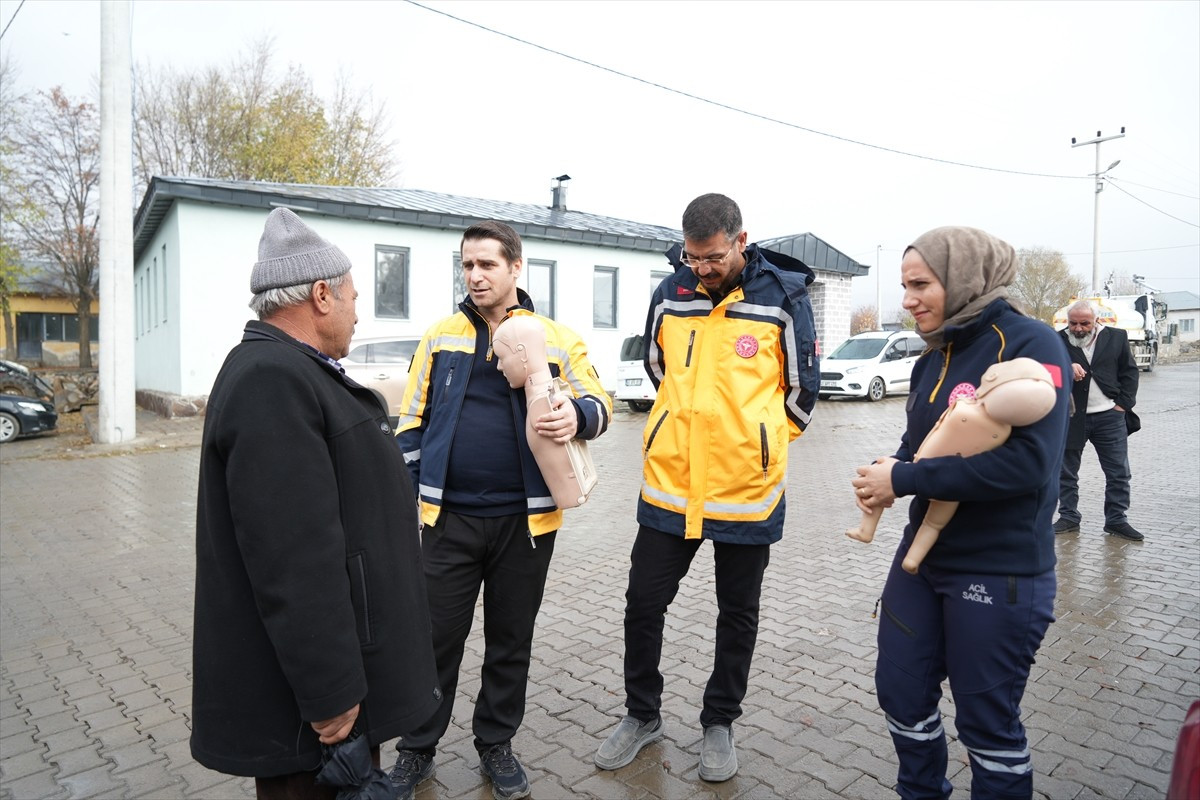 Muş'ta sağlık ekipleri, gittikleri belde ve köylerde vatandaşlara ilk yardım eğitimi vermeye...