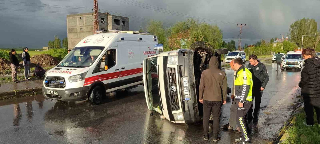 MUŞ'TA ŞİDDETLİ DOLU YAĞIŞI KAZAYA NEDEN OLDU: MİNİBÜS YAN YATTI