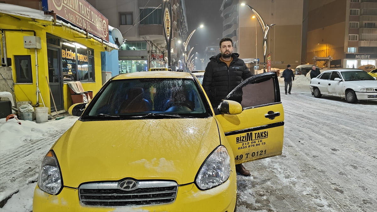Muş'ta taksi şoförü, araçta ateşi yükselen 2 yaşındaki çocuğu trafikte ilerleyemeyince kucağında...
