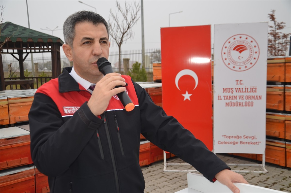 Muş'ta Tarım ve Orman İl Müdürlüğünce yürütülen "Altın Kanatlara Yeni Kovan Projesi" kapsamında...
