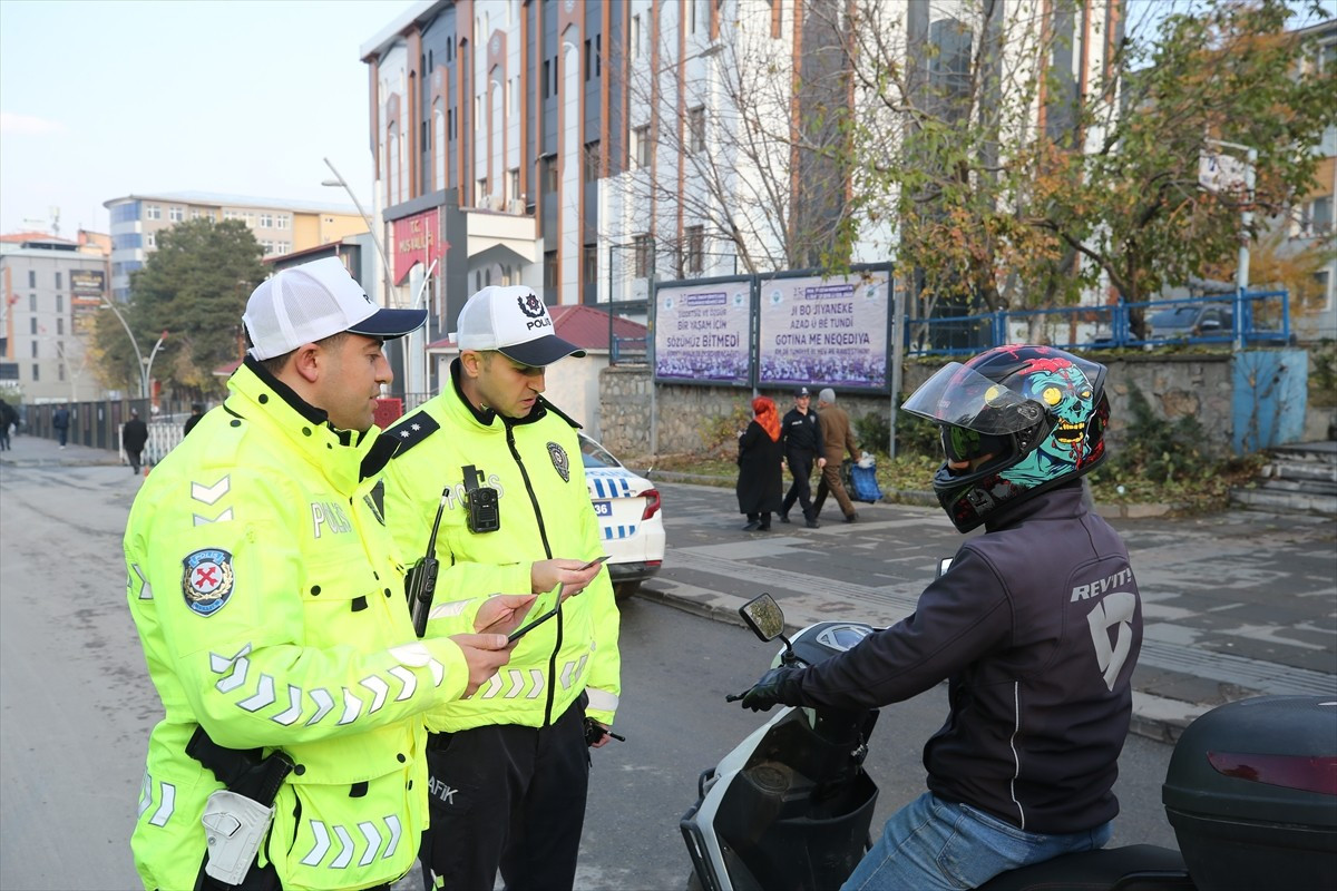 Muş'ta trafik uygulamasında elleri üşüyen motosikletli kuryeye eldivenini veren polis memuru...