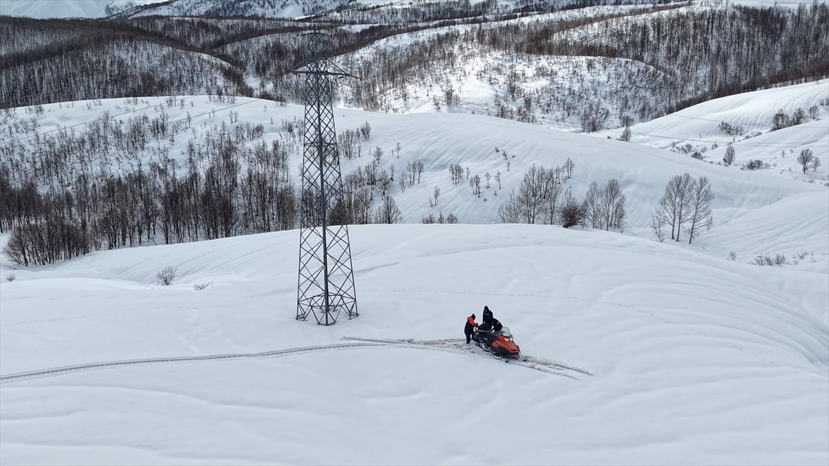 Muş'ta Vangölü Elektrik Dağıtım AŞ (VEDAŞ) ekipleri, kar motoruyla yaklaşık 6 kilometre giderek 10...