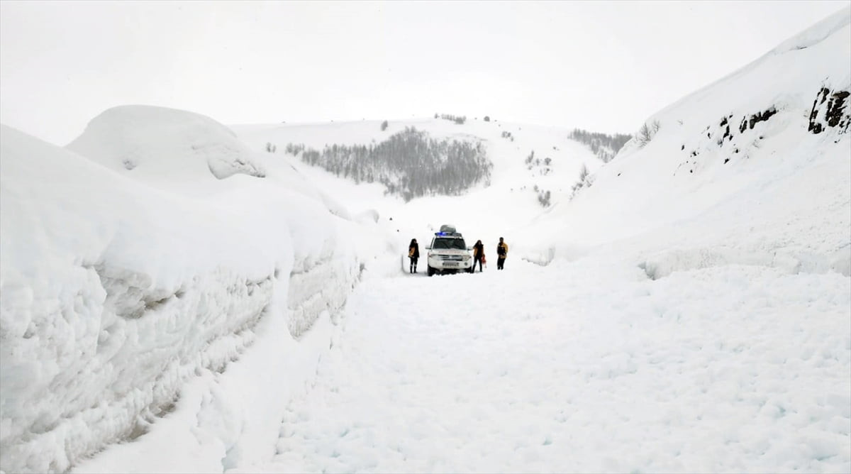 Muş'ta yoğun kar nedeniyle yolu kapanan köyde rahatsızlanan 25 yaşındaki Hakan Özdemir, ekiplerin...