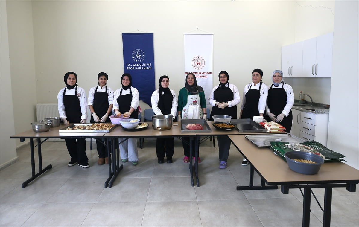 Muş'ta yurtlarda düzenlenen "Ninemin Tarifleri Atölyesi"nde üniversiteli kız öğrenciler...