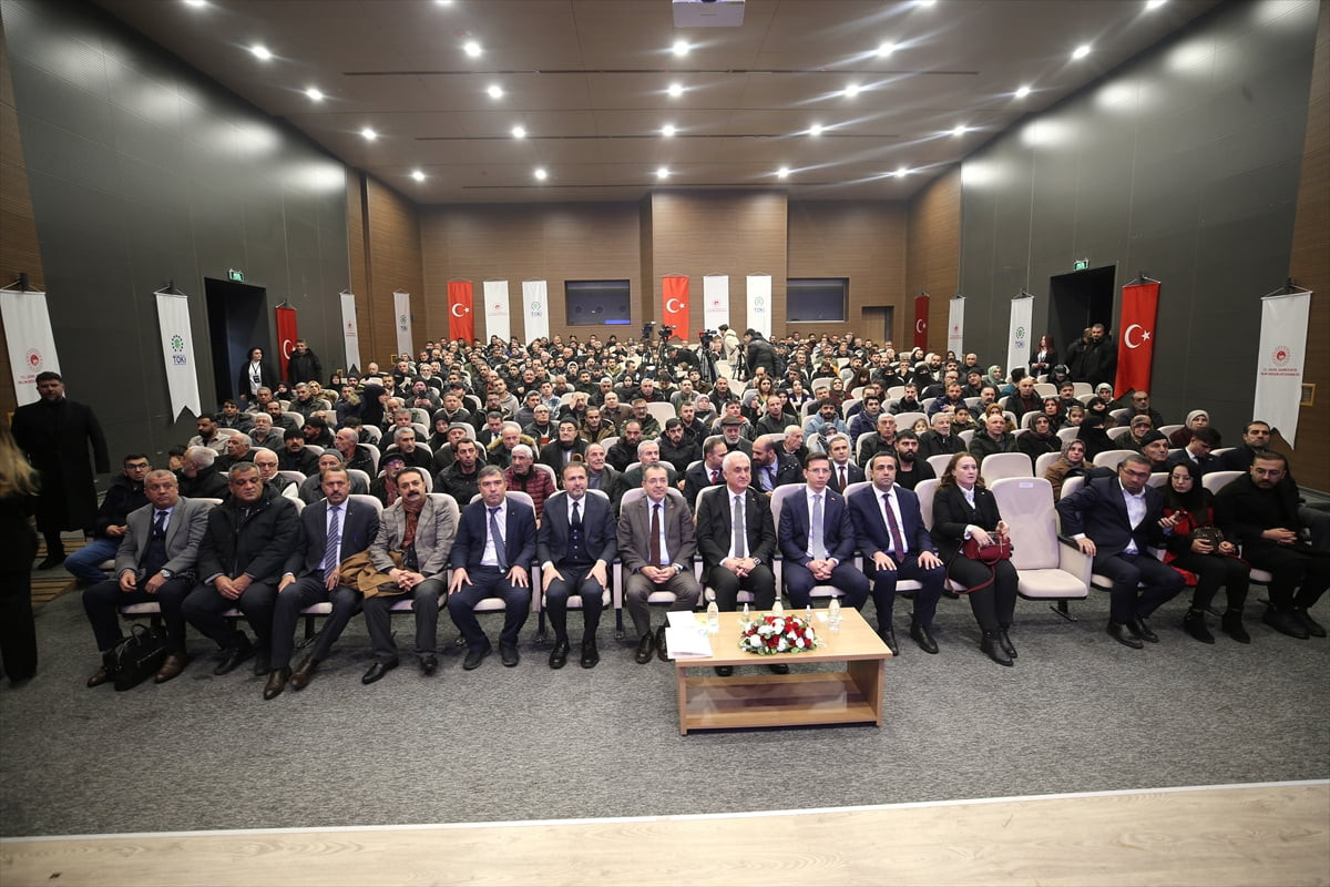 Muş'ta, Yüzyılın Konut Projesi kapsamında inşa edilecek 2 bin 142 konutun hak sahipleri kura...