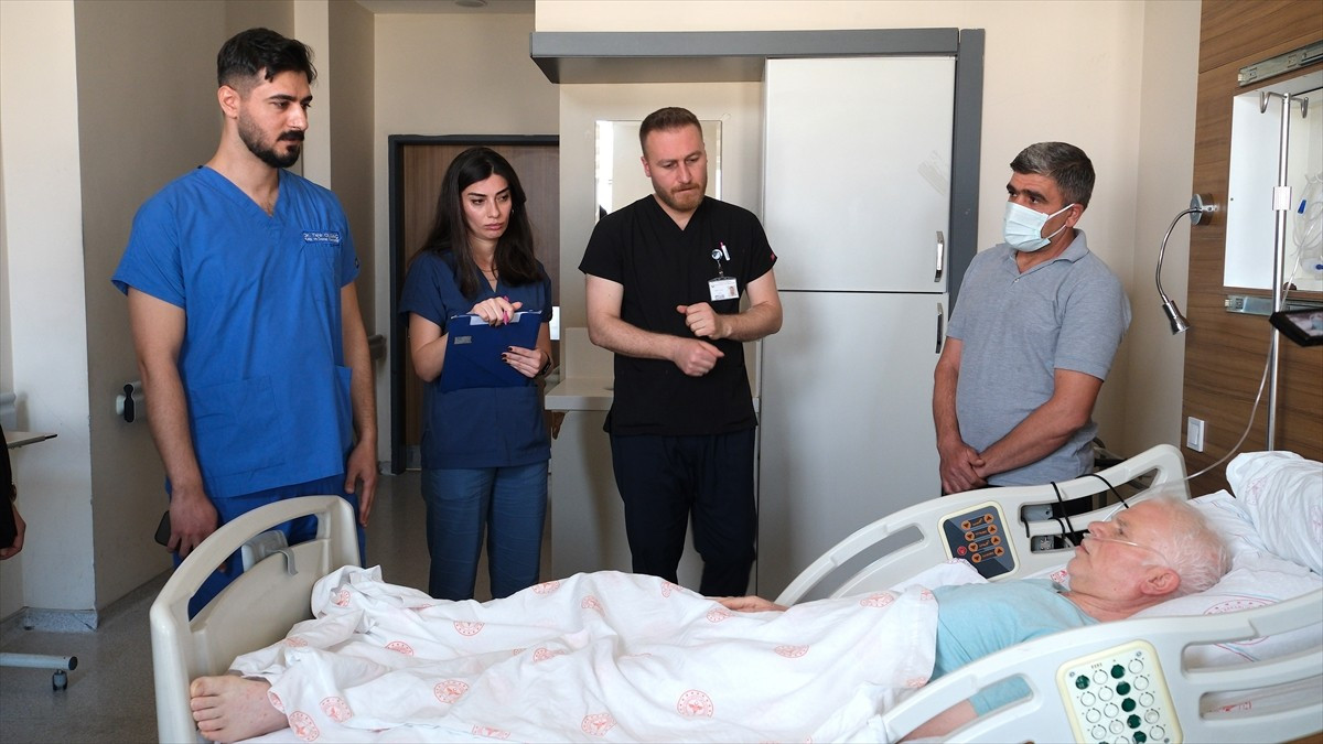 Muş'tan aort damar yırtığı (Tip-1 diseksiyon) tanısıyla Van'a sevk edilen 47 yaşındaki İsmail...