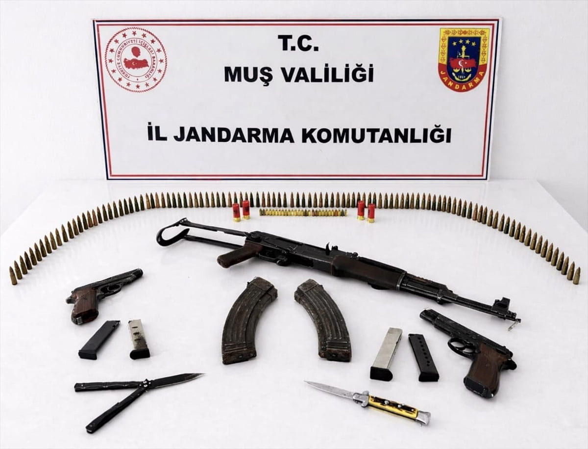 Muş'un Bulanık ilçesinde jandarma ekiplerince düzenlenen operasyonda kalaşnikof piyade tüfeği, 2...