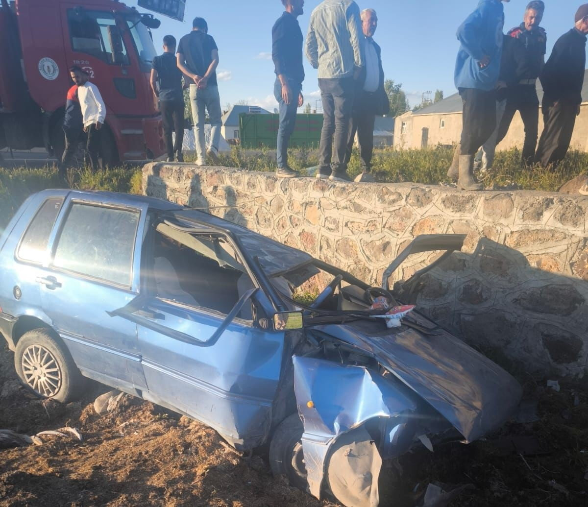 MUŞ'UN BULANIK İLÇESİNDE KONTROLDEN ÇIKAN OTOMOBİLİN DUVARA ÇARPIP ŞARAMPOLE YUVARLANMASI SONUCU...