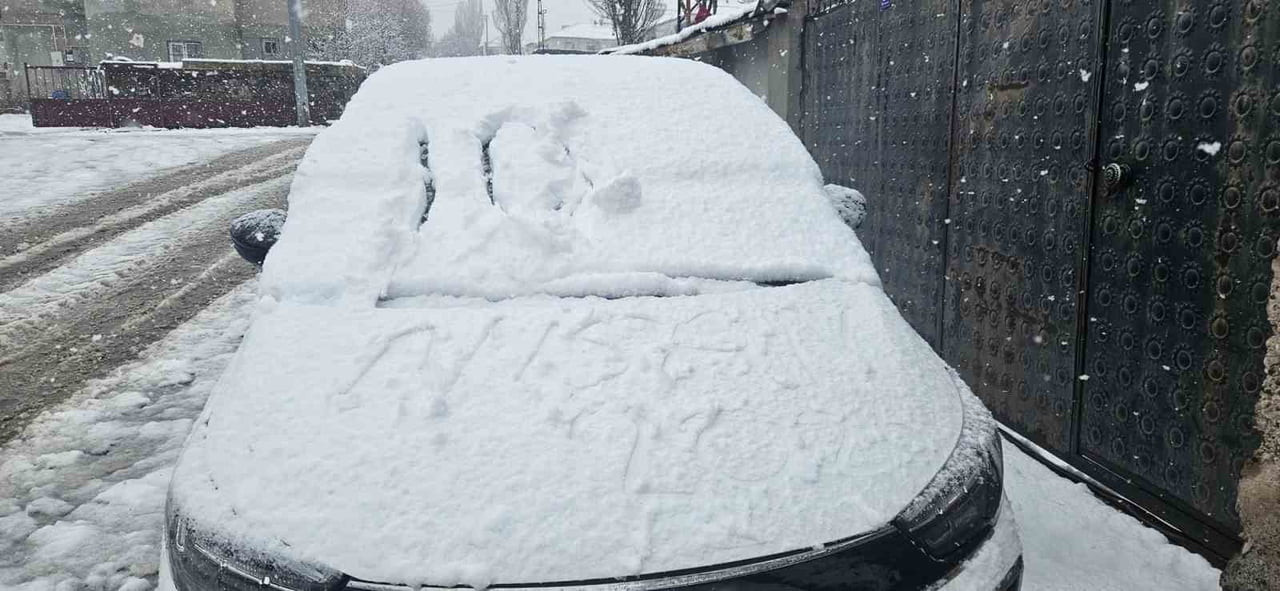 MUŞ'UN BULANIK İLÇESİNDE NİSAN AYINDA ETKİLİ OLAN KAR YAĞIŞI, HAYATI OLUMSUZ ETKİLEDİ.