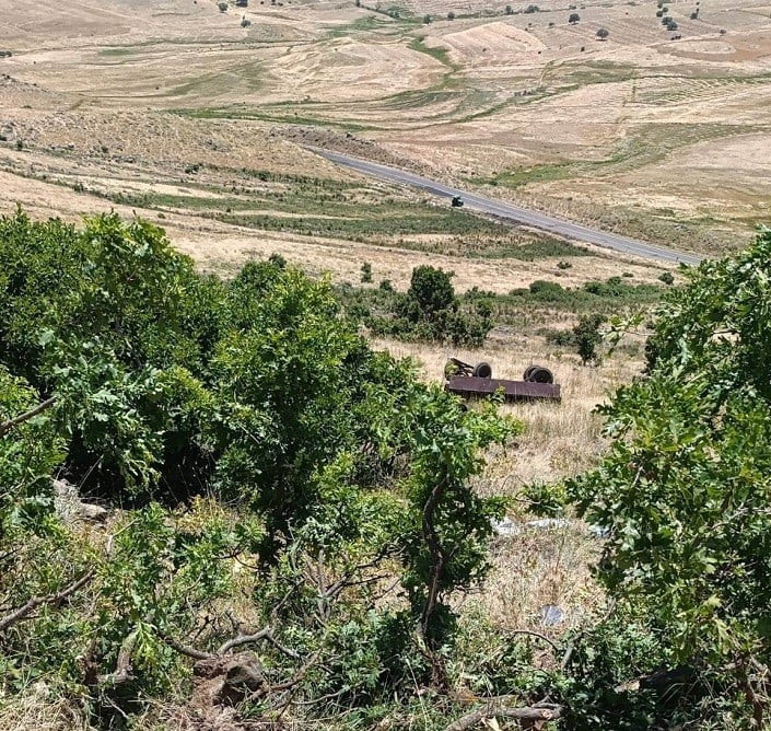 MUŞ'UN BULANIK İLÇESİNDE PİKNİĞE GİDEN AİLEYİ TAŞIYAN TRAKTÖRÜN ARKASINDAKİ RÖMORKUN UÇURUMA...