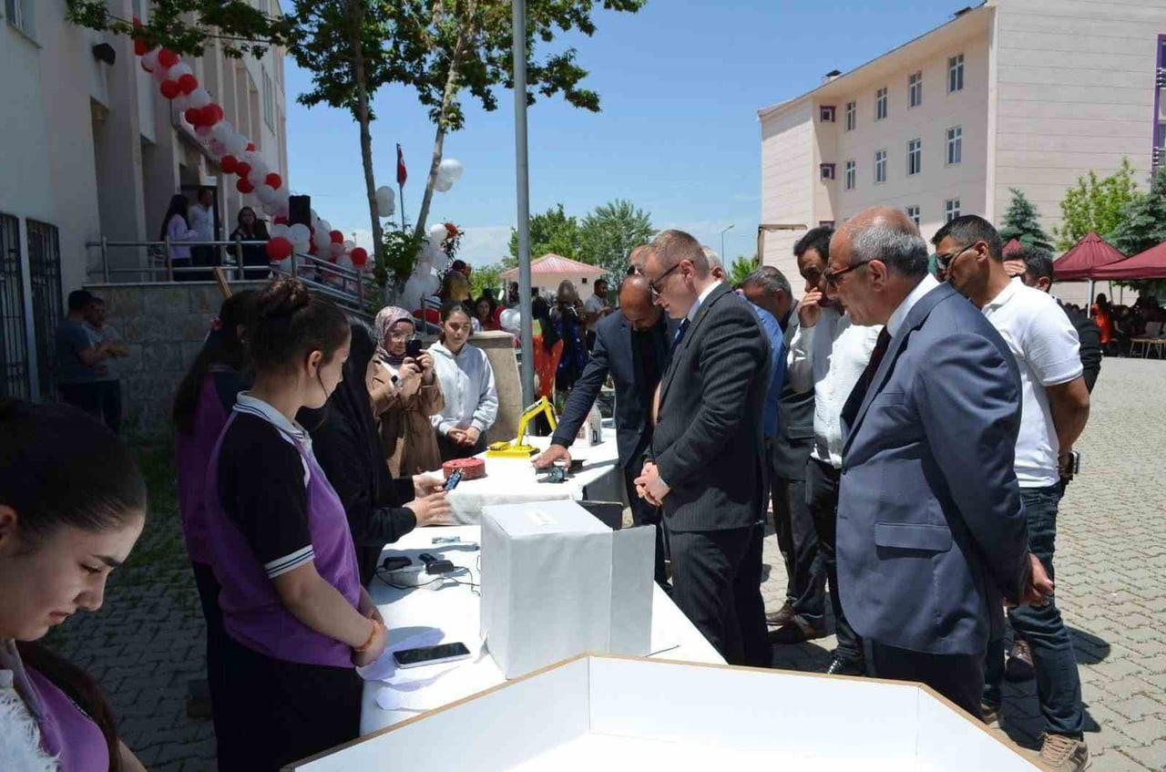 MUŞ'UN BULANIK İLÇESİNDEKİ KIZ MESLEKİ VE TEKNİK ANADOLU LİSESİ ÖĞRENCİLERİ TARAFINDAN HAZIRLANAN...