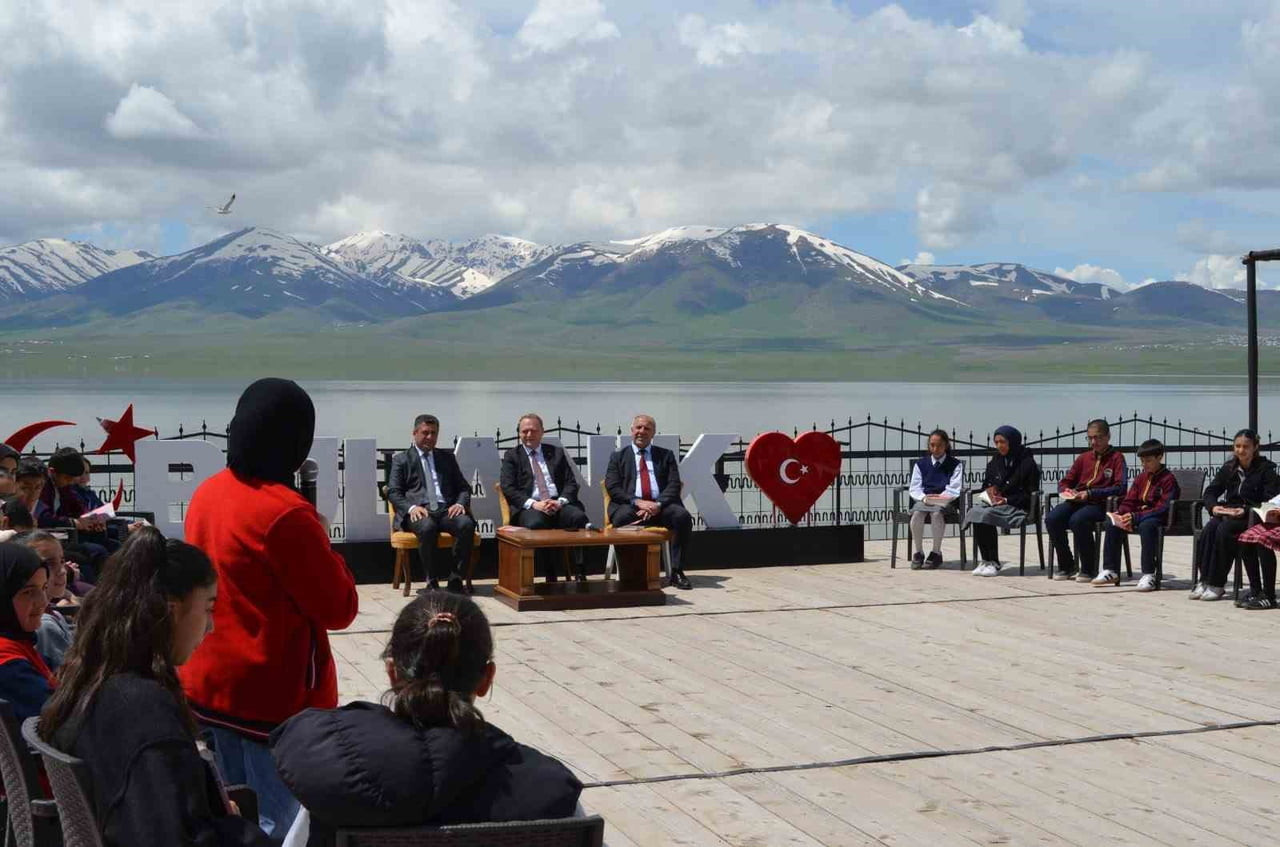 MUŞ'UN BULANIK KAYMAKAMI ÖMER ÖVÜNÇ KOŞANSU, DÜZENLENEN KİTAP SÖYLEŞİSİ PROGRAMI KAPSAMINDA...