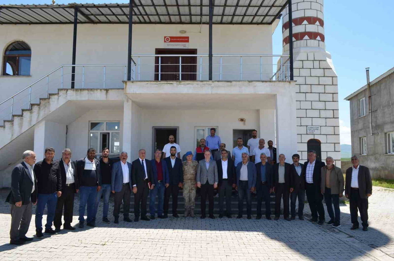 MUŞ'UN BULANIK KAYMAKAMI ÖMER ÖVÜNÇ KOŞANSU, KÖY KÖY GEZEREK VATANDAŞLARIN TALEBİNİ...