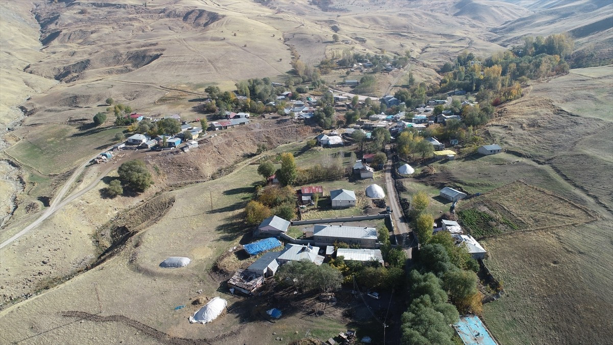 Muş'un en ücra köylerinden birinde 3 yıl önce göreve başlayan sınıf öğretmeni Tuğba Çökdel, sobalı...