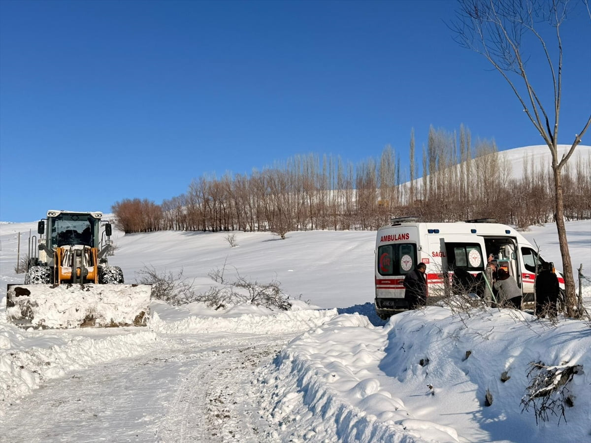 Muş'un Korkut ilçesinde yolu kardan kapanan mezrada göğsünden rahatsızlanan 22 yaşındaki Rojda...