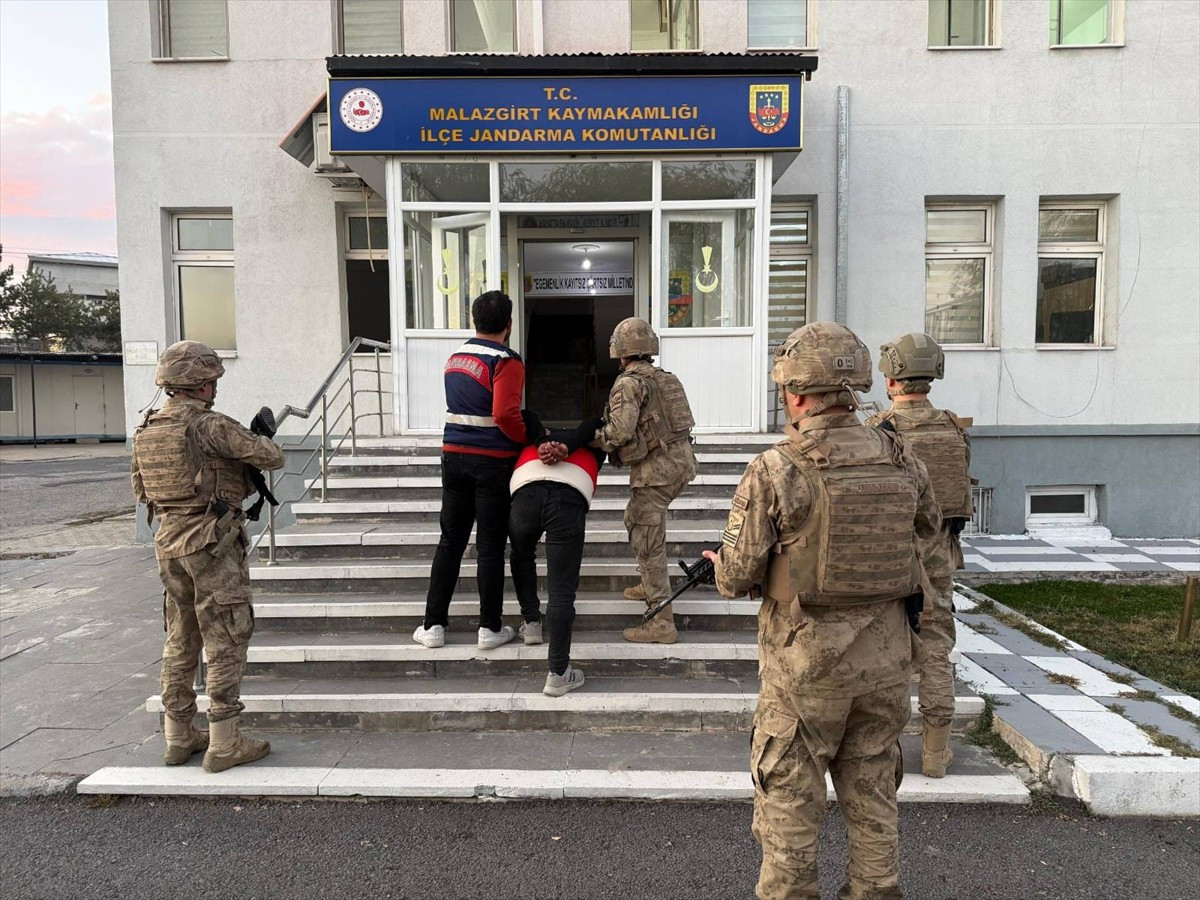 Muş'un Malazgirt ilçesinde kardeşini silahla öldüren şüpheli, jandarma ekiplerince Van'da...