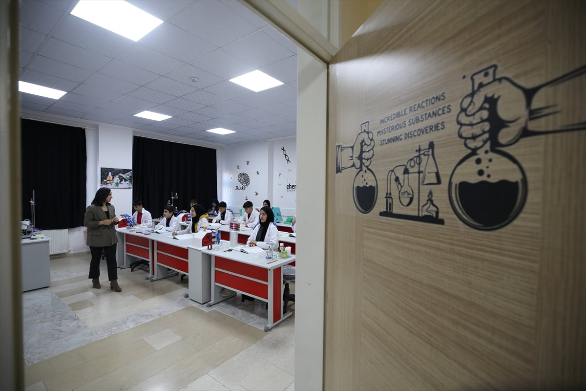 Muş'un Varto Anadolu İmam Hatip Lisesi'nde öğrenciler, yeni açılan fen bilimleri laboratuvarında...